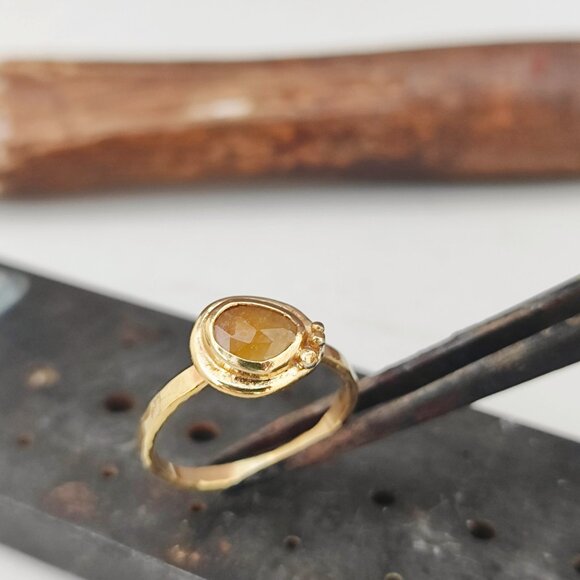 Sapphire ring. 14K yellow gold unique design ring with Yellow Sapphire stone. - Picture 4 of 9